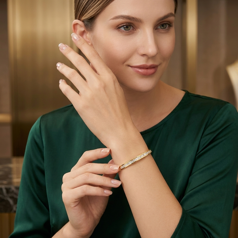 Woman wearing a bracelet, posing with one hand on her face and the other on her wrist.